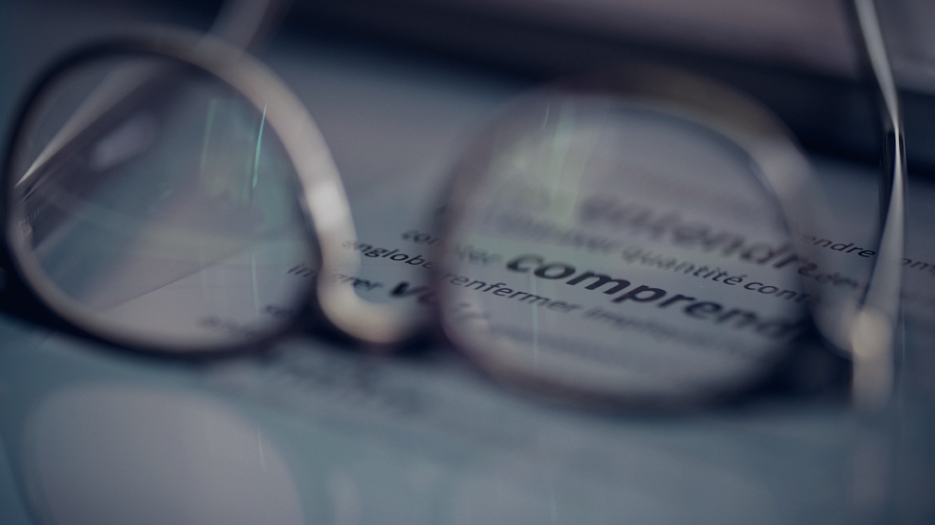 lunettes faisant loupe sur le mot "comprendre"