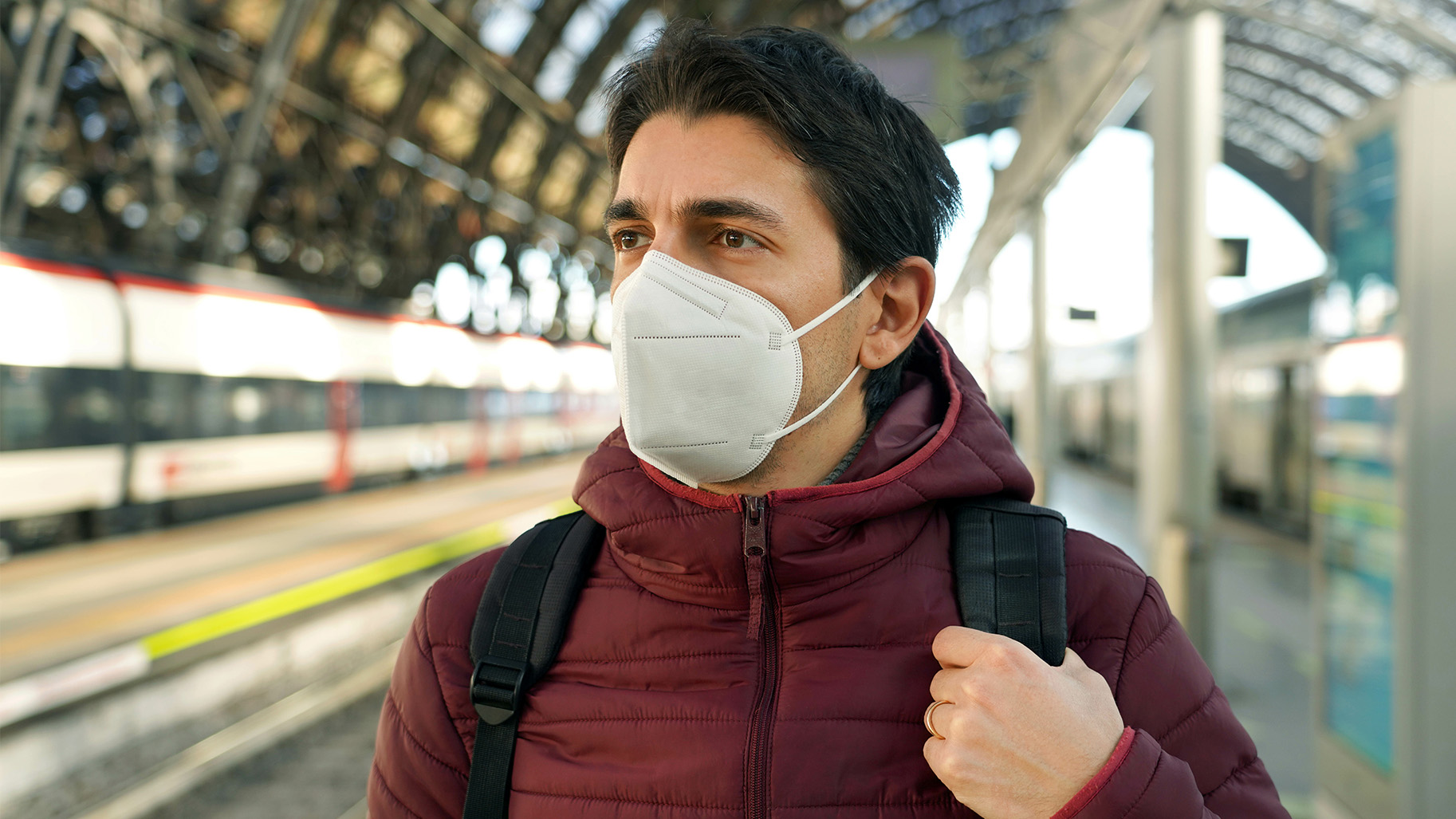 Homme avec masque dans une gare