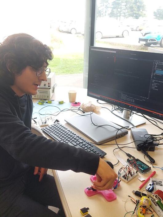 Jose Eduardo Aguilar Segovia étudie l’utilisation d’un matériau conçu en impression 3D par l’équipe MFX.